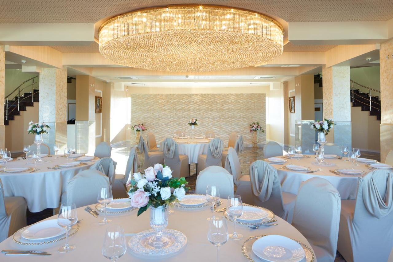 Planeta Hotel & Aquapark Free Beach Access Sunny Beach Exterior foto The ballroom at the Royal Automobile Club