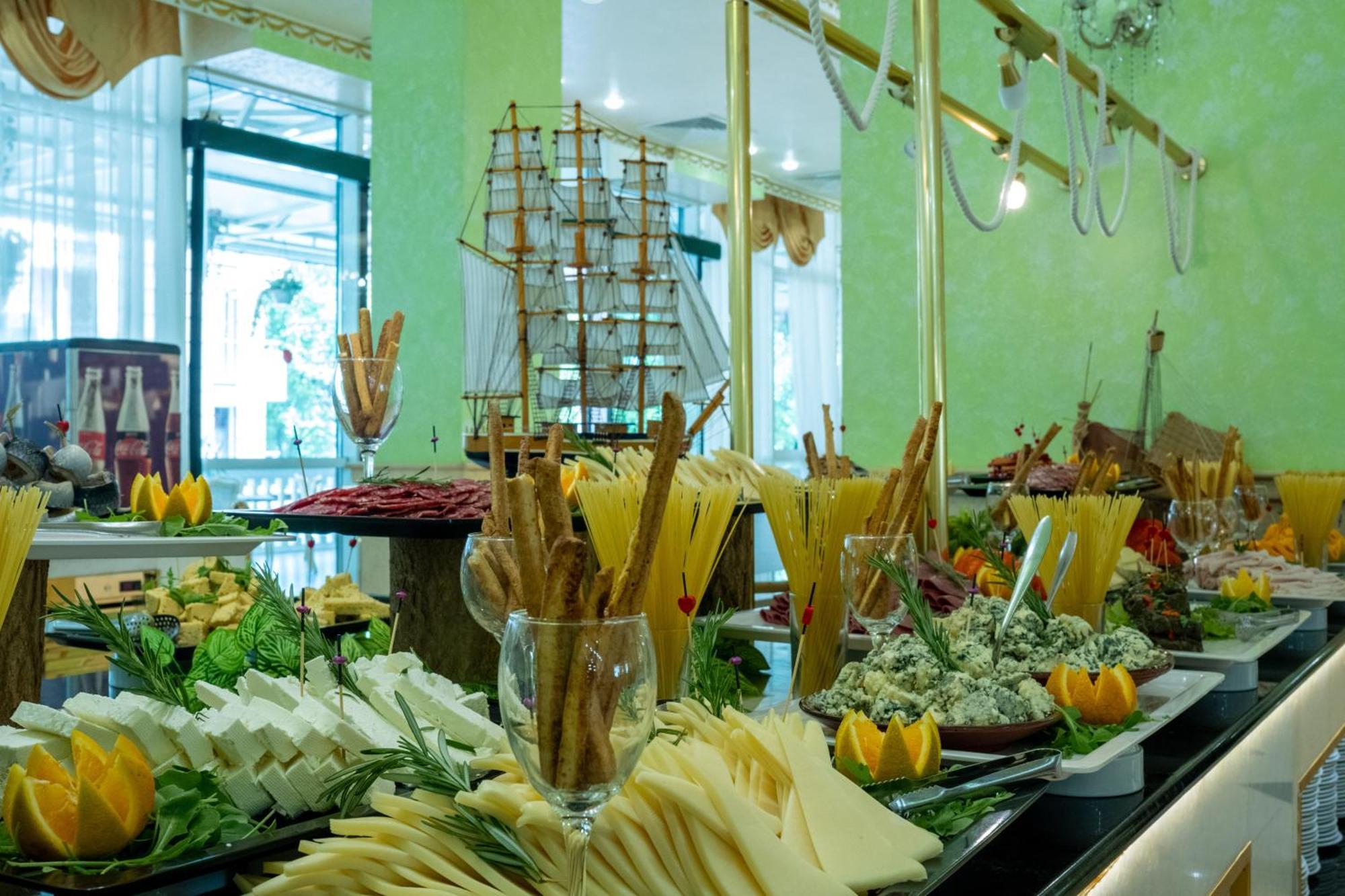 Planeta Hotel & Aquapark Free Beach Access Sunny Beach Exterior foto A cheese display at a buffet