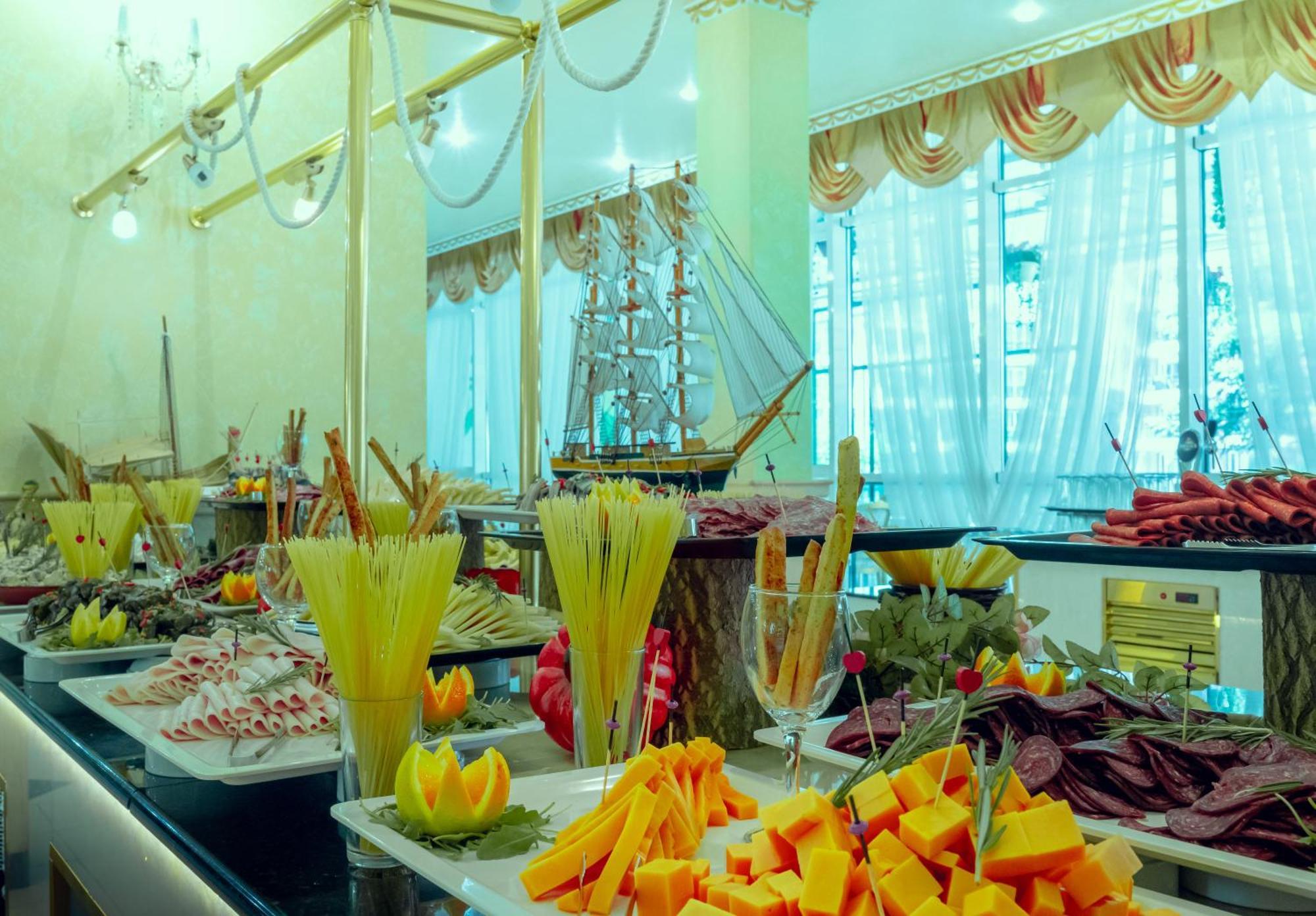 Planeta Hotel & Aquapark Free Beach Access Sunny Beach Exterior foto A buffet at a hotel