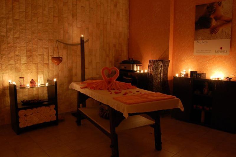 Planeta Hotel & Aquapark Free Beach Access Sunny Beach Exterior foto A massage table