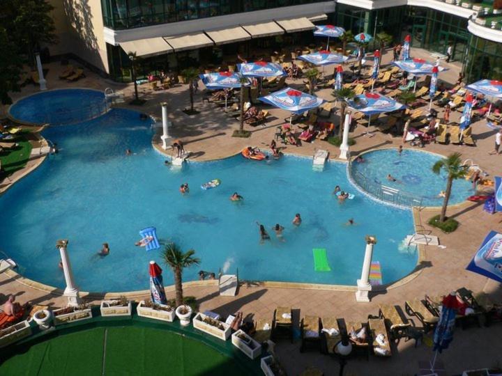 Planeta Hotel & Aquapark Free Beach Access Sunny Beach Exterior foto The swimming pool at the complex